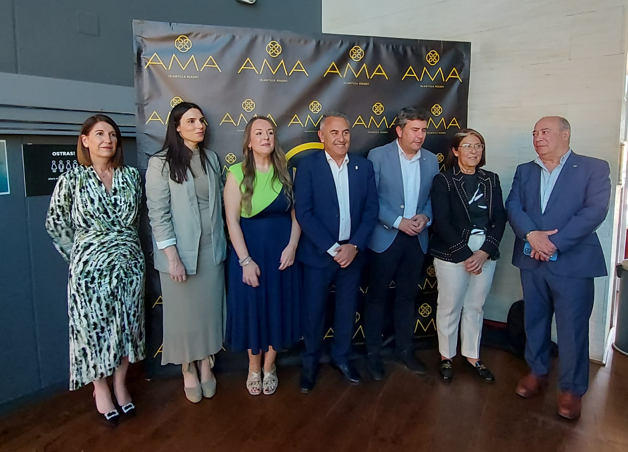 La directora de AMA Islantilla Resort junto a representantes de las Administraciones públicas