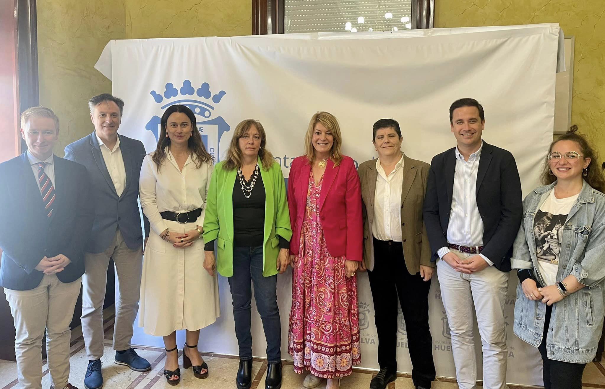 Miembros de la nueva Junta Directiva de la APH con la alcaldesa de Huelva y ediles de su equipo de gobierno