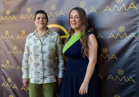 La secretaria de la APH, Concha Garrido, junto a la directora de AMA Islantilla Resort, Marta Cañete
