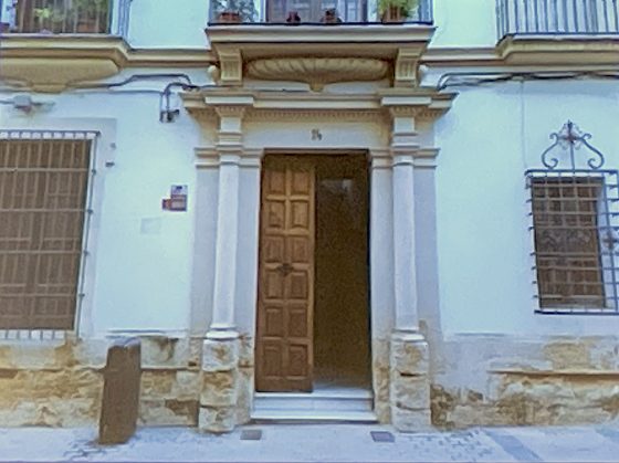 Puerta de la casa natal del padre de la libertad de prensa en España sin el tótem homenaje