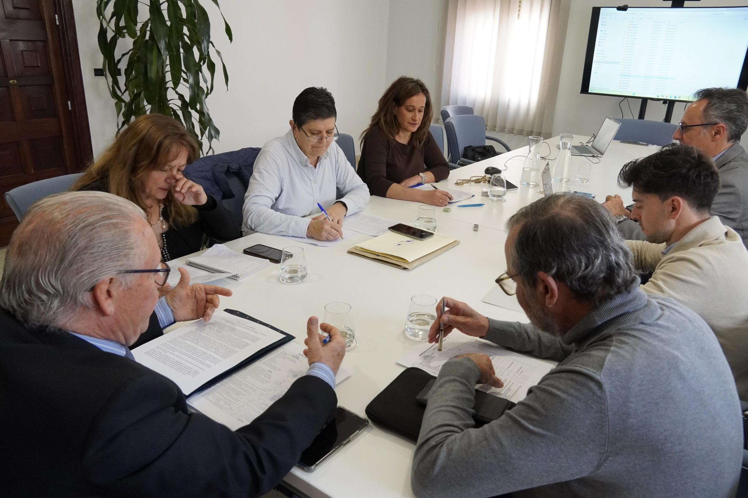 Los miembros del jurado en pleno proceso de elección de premios.